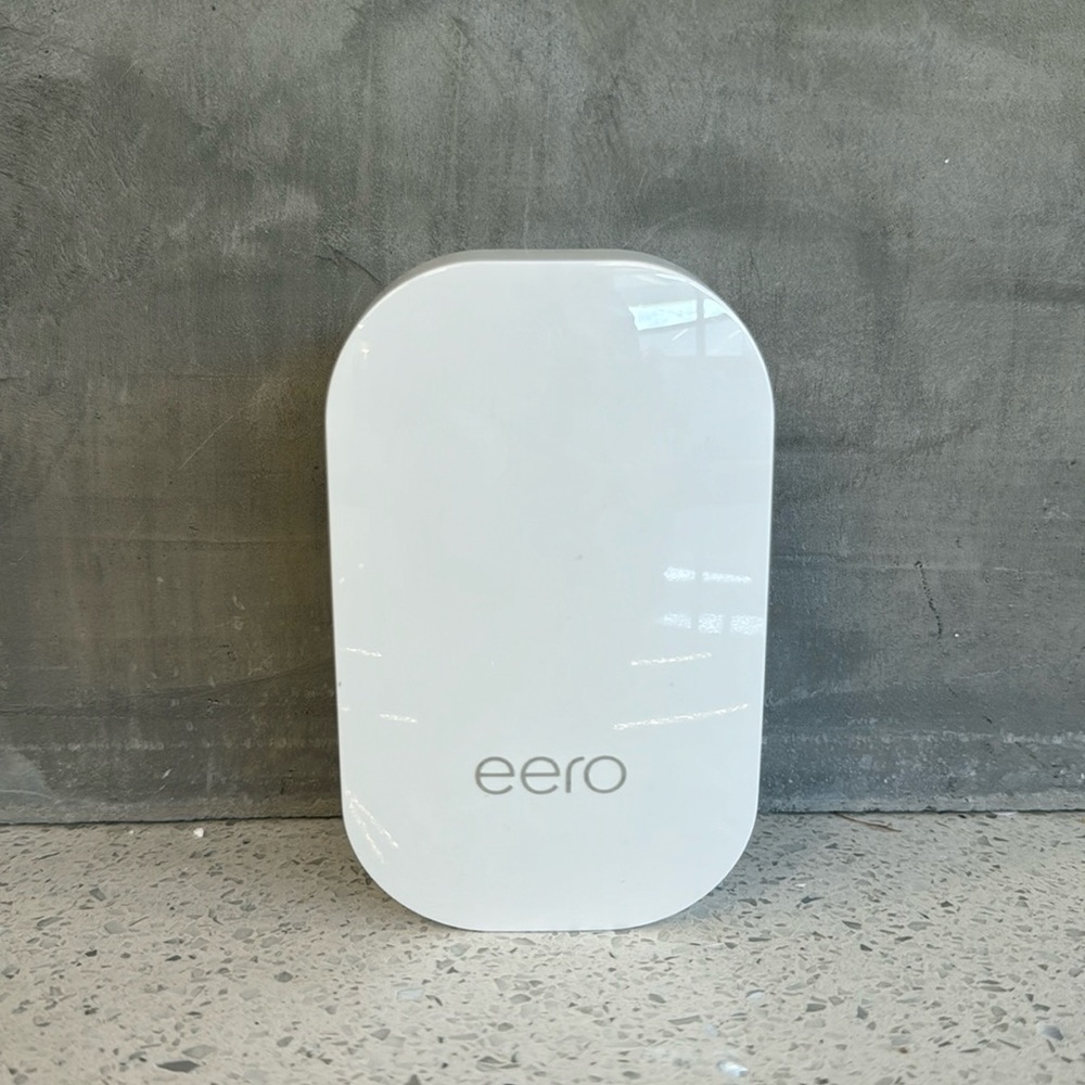 Amazon eero Beacon mesh WiFi range extender (ass-on to eero WiFi systems)